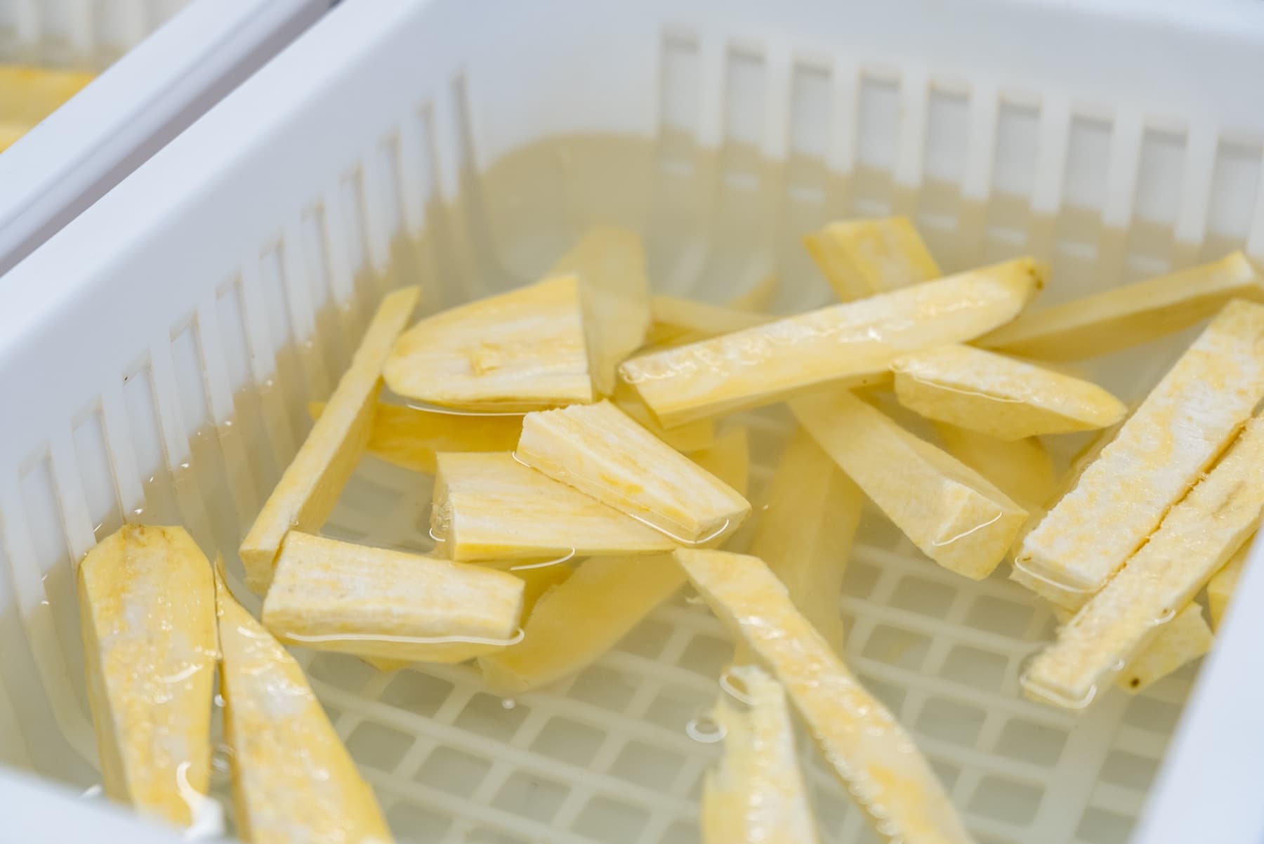 カット後に水へさらしたさつまいも